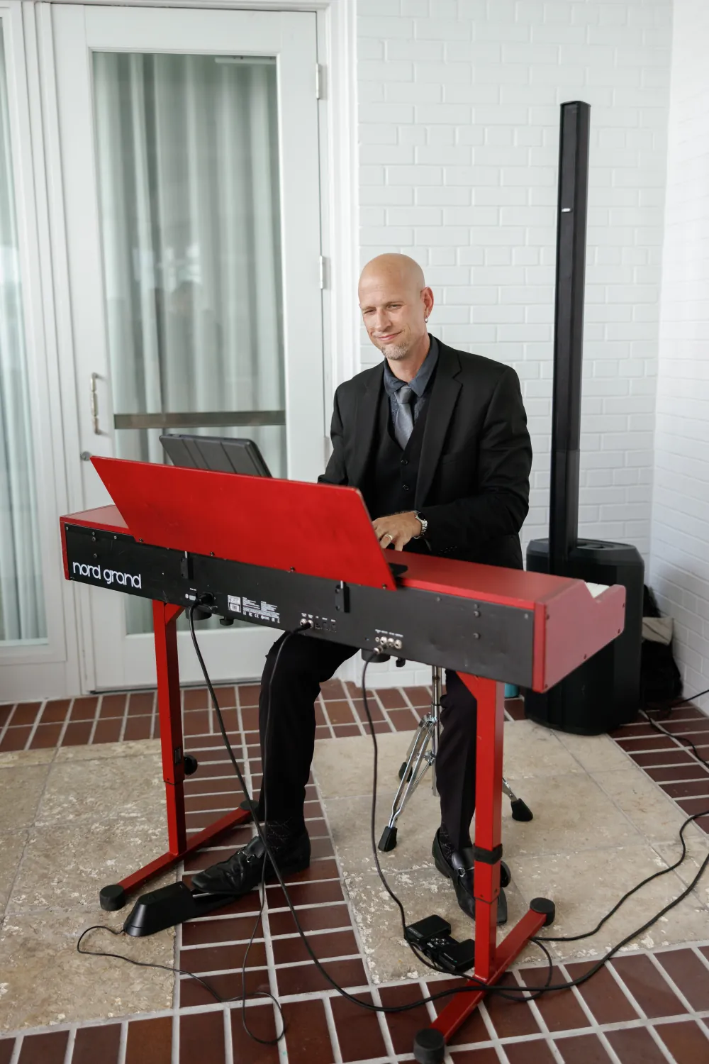 Live pianist on a red Nord Grand keyboard at Timuquana Country Club wedding